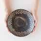 黒釉の個性豊かな表情に魅せられる渡辺信史さんのロウ抜き7寸皿