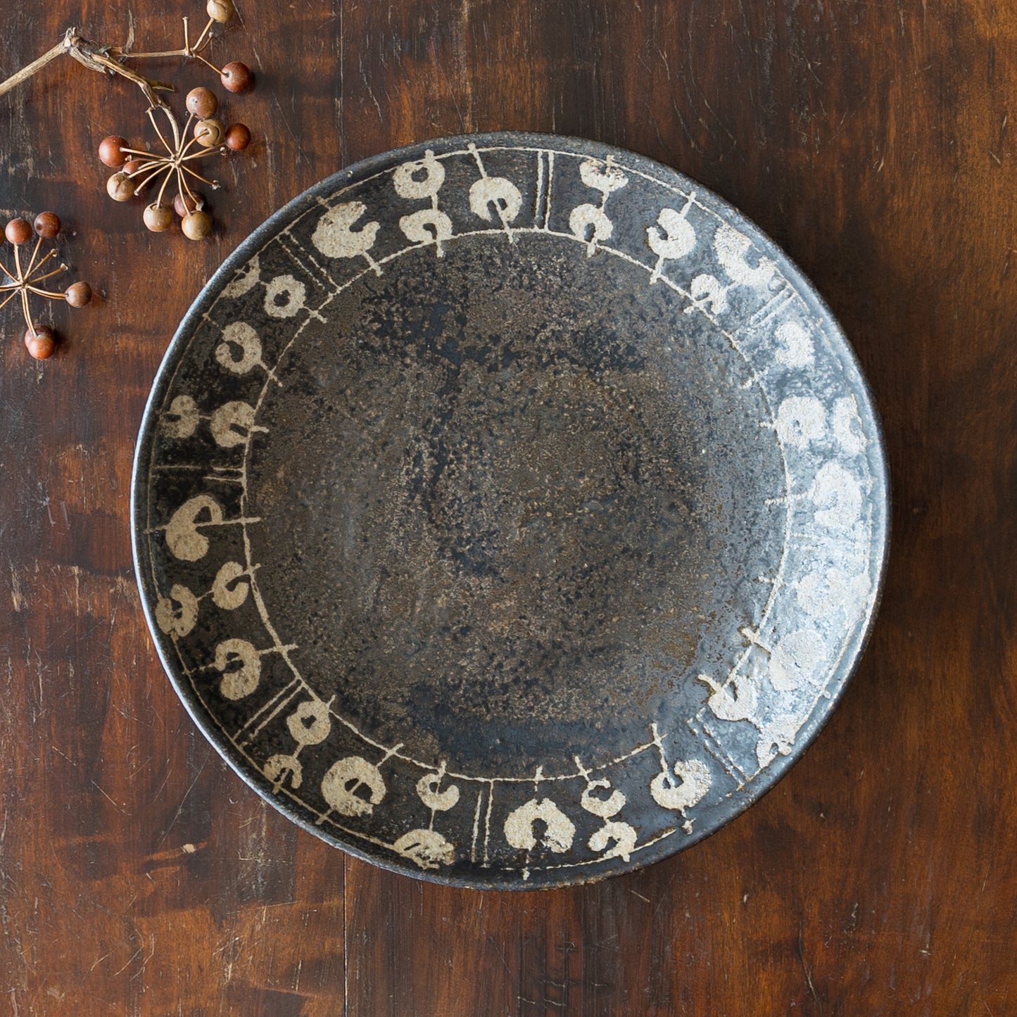 個性豊かな黒釉が美しい渡辺信史さんのロウ抜き7寸皿