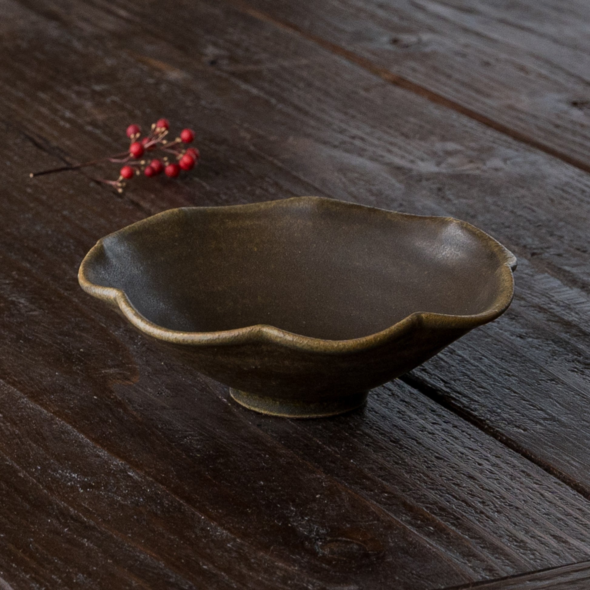 古谷製陶所さんのサビ釉輪花小鉢