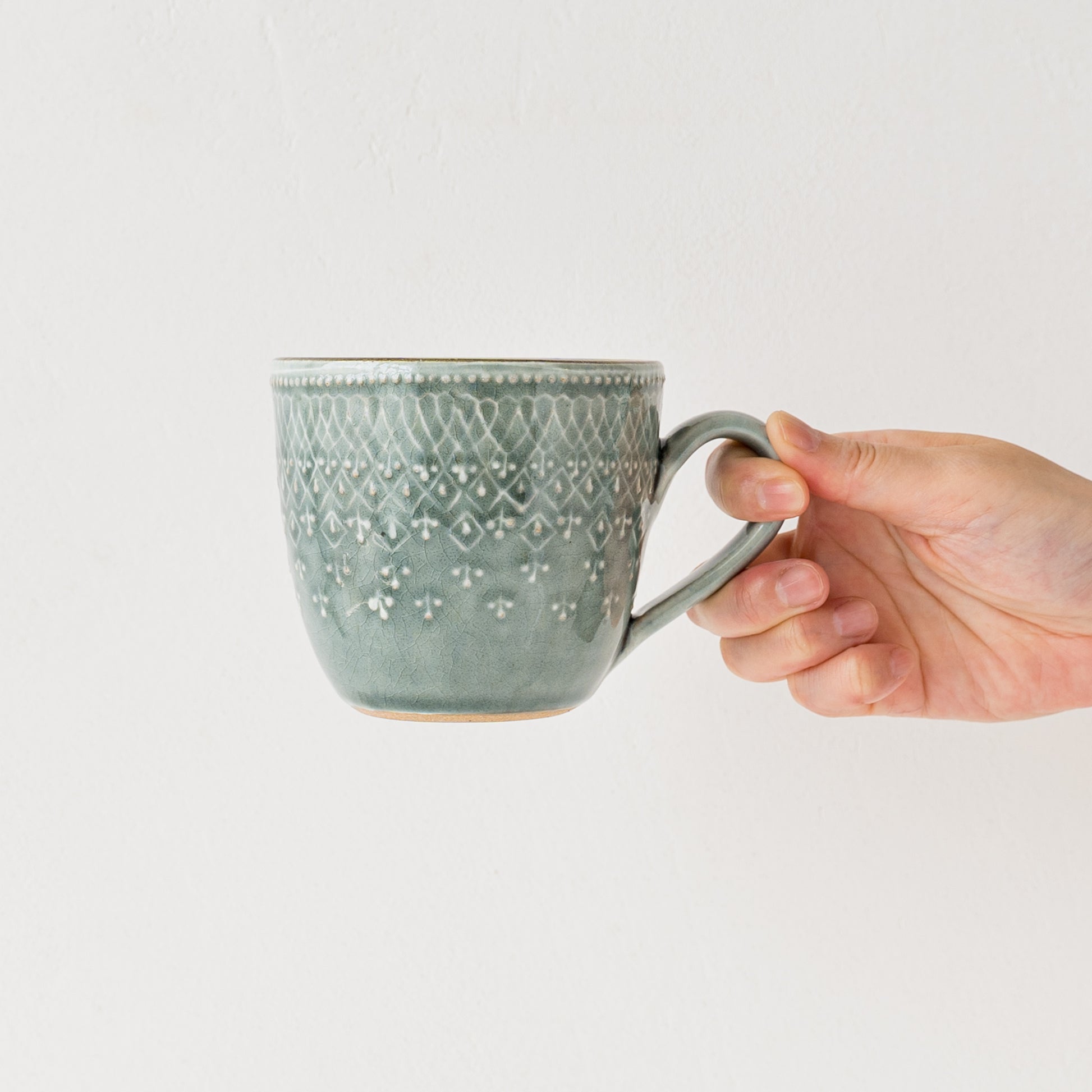 手にしっくり馴染んで持ちやすいわかさま陶芸のフレンチレースマグカップ