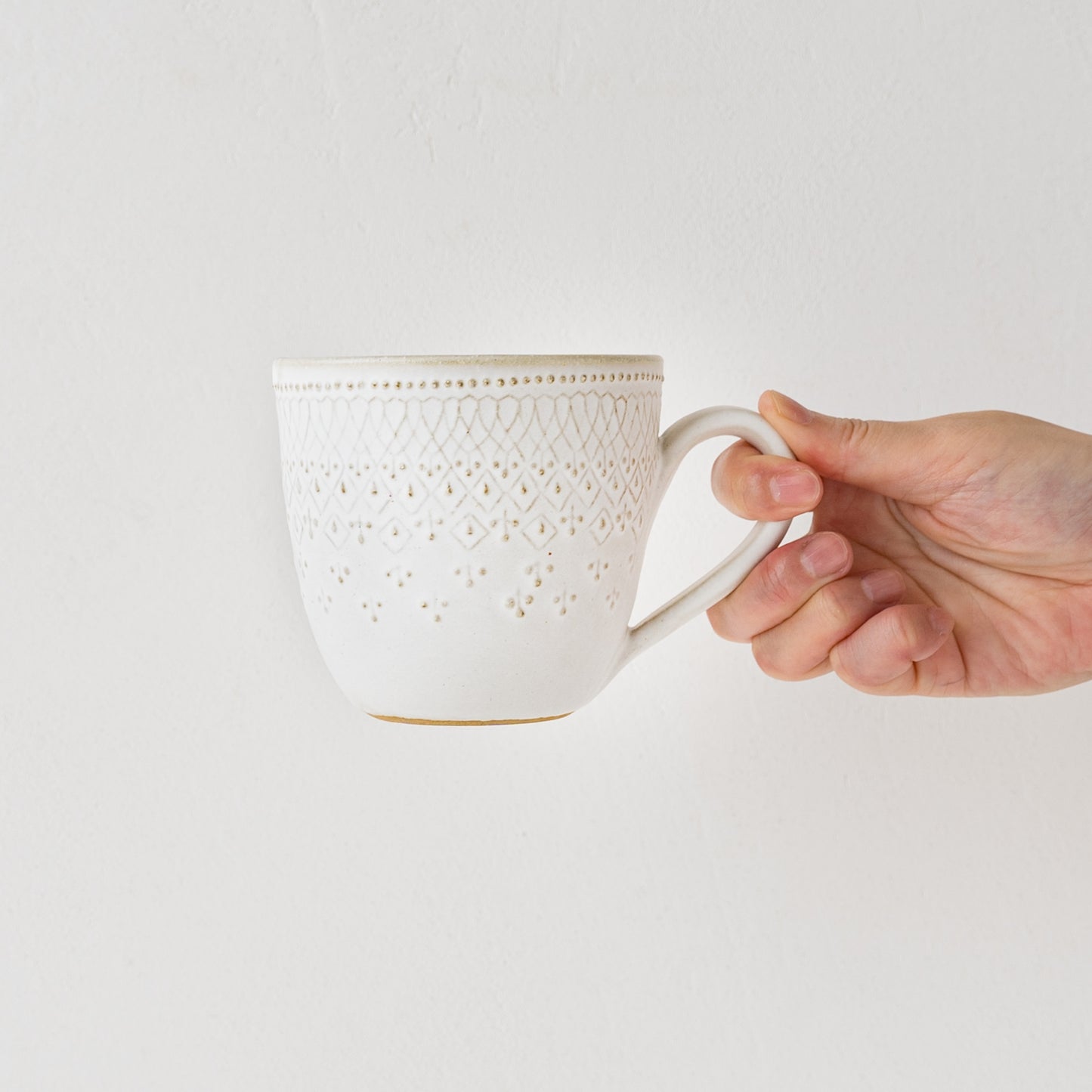 手にしっくり馴染んで持ちやすいわかさま陶芸のフレンチレースマグカップ