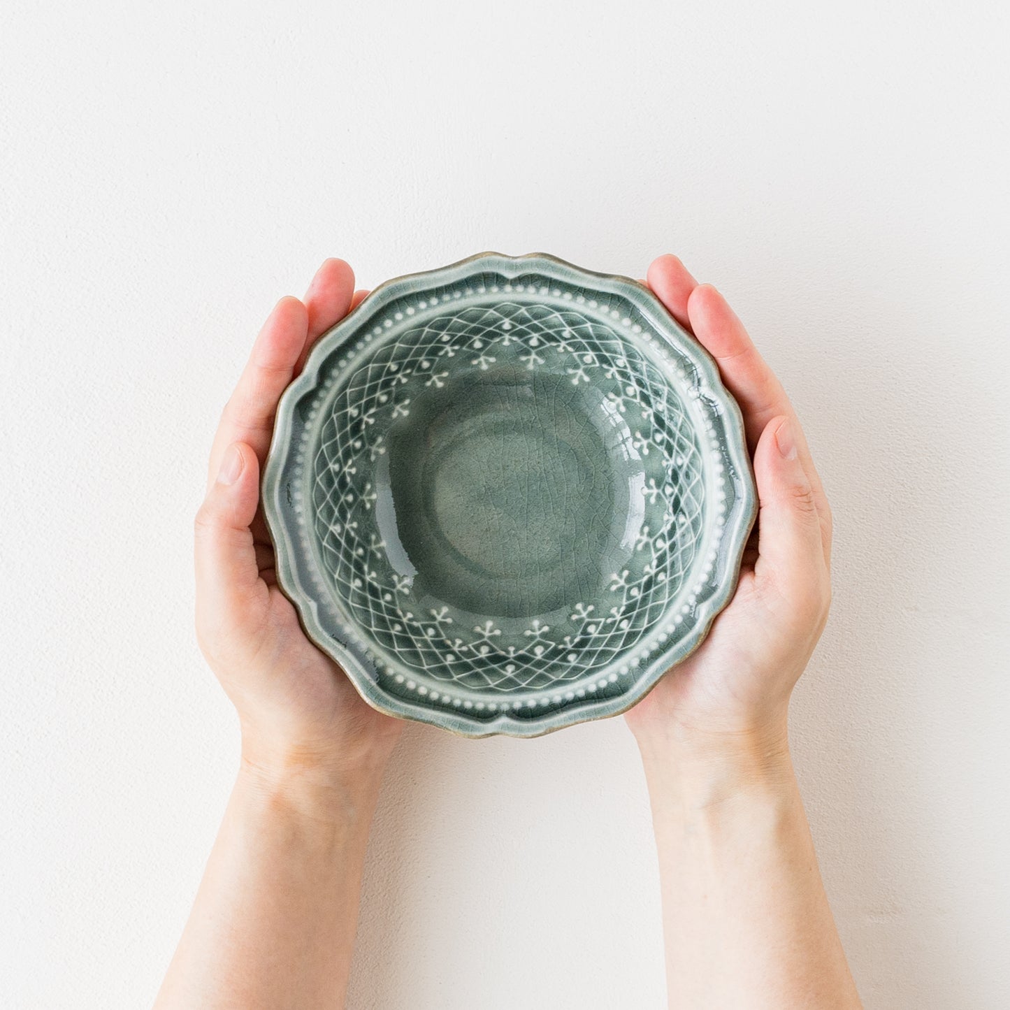 食卓を優雅に演出してくれるわかさま陶芸のフレンチレースフリル鉢