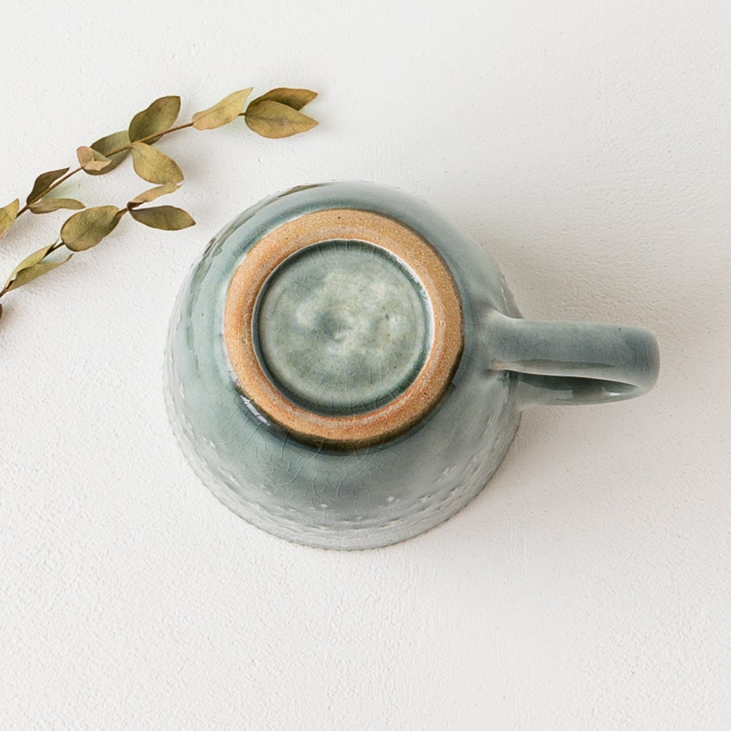 コーヒーや紅茶が美味しく飲めるわかさま陶芸のフレンチレースマグカップ