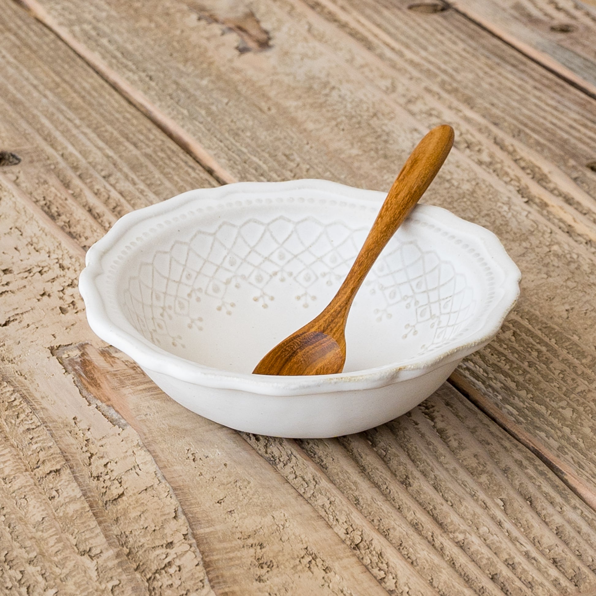 ヨーグルトやシリアルがもっと美味しくなるわかさま陶芸のフレンチレースフリル鉢