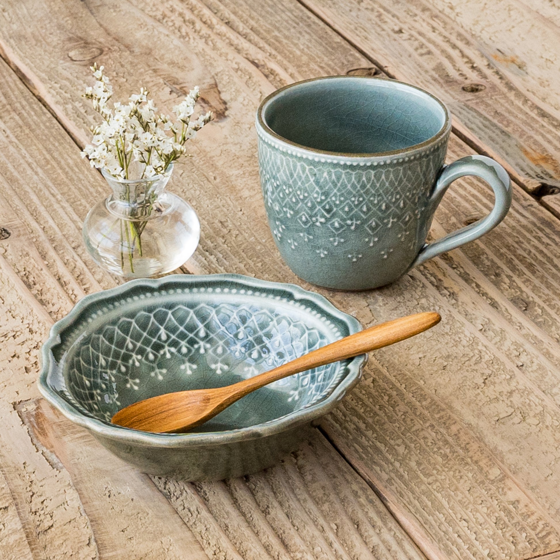 おうちカフェを満喫できるわかさま陶芸のフレンチレースフリル鉢とマグ