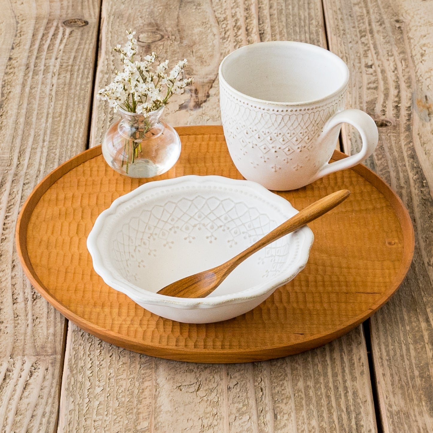 おうちでカフェ気分を楽しめるわかさま陶芸のフレンチレースマグカップとフリル鉢