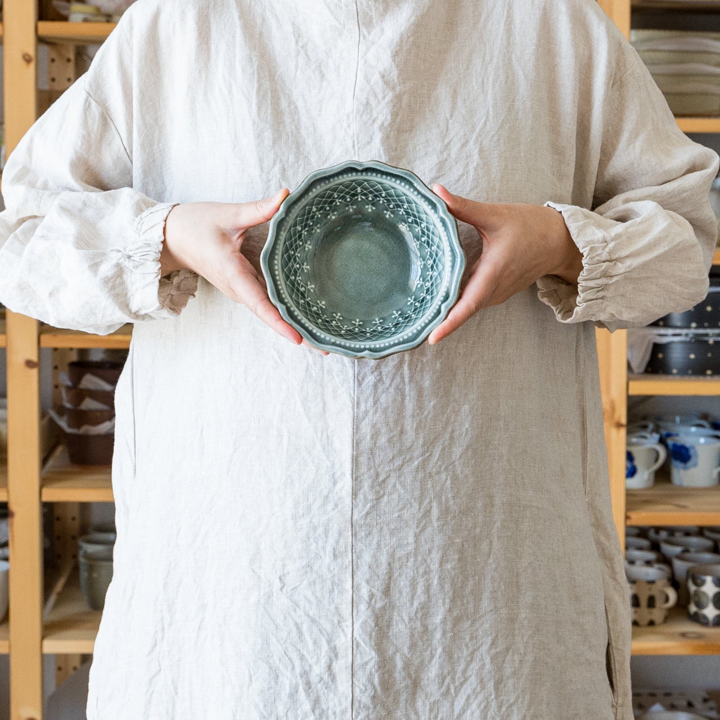 食卓を素敵に彩ってくれるわかさま陶芸のフレンチレースフリル鉢