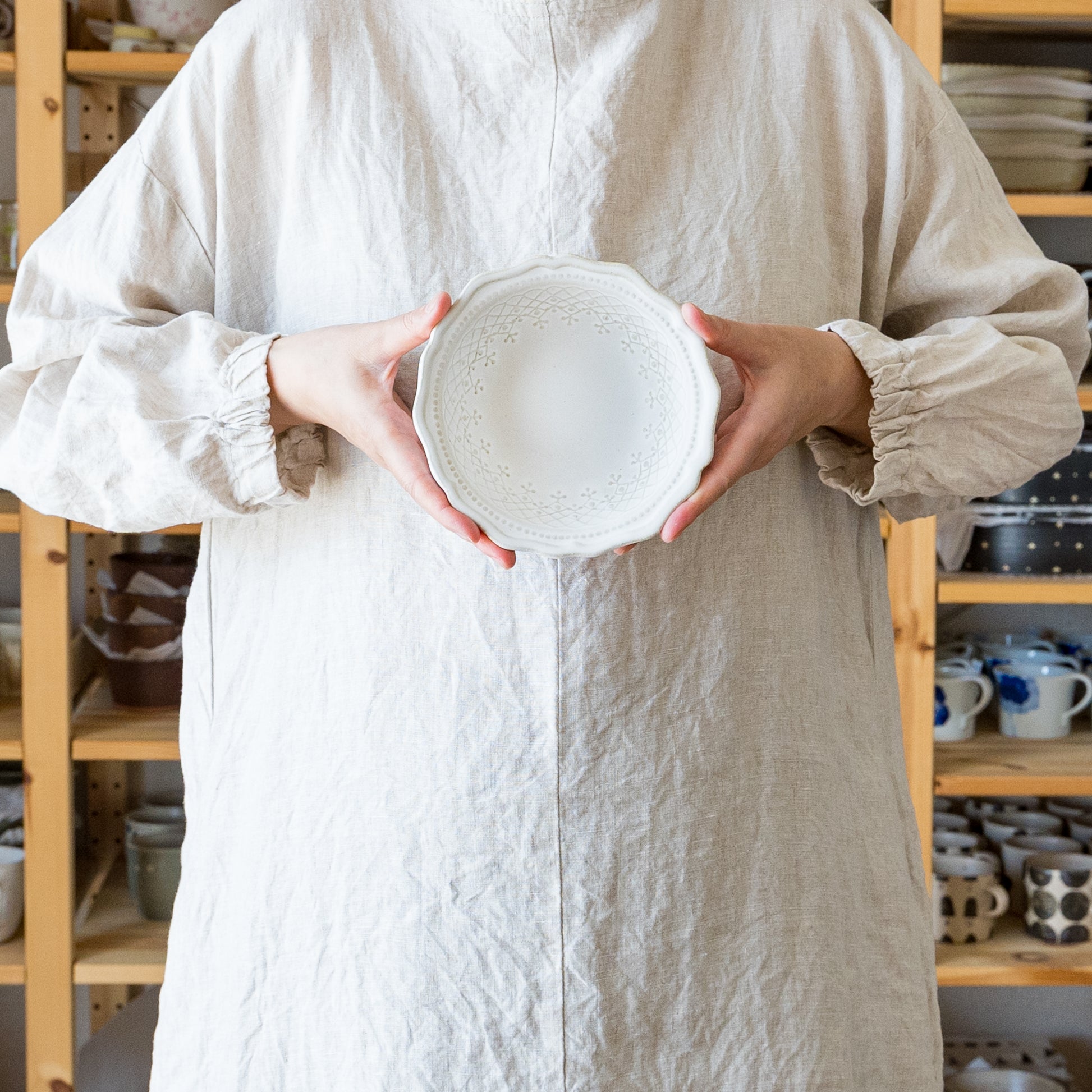 石膏彫刻のようなマットホワイトが美しいわかさま陶芸のフレンチレースフリル鉢