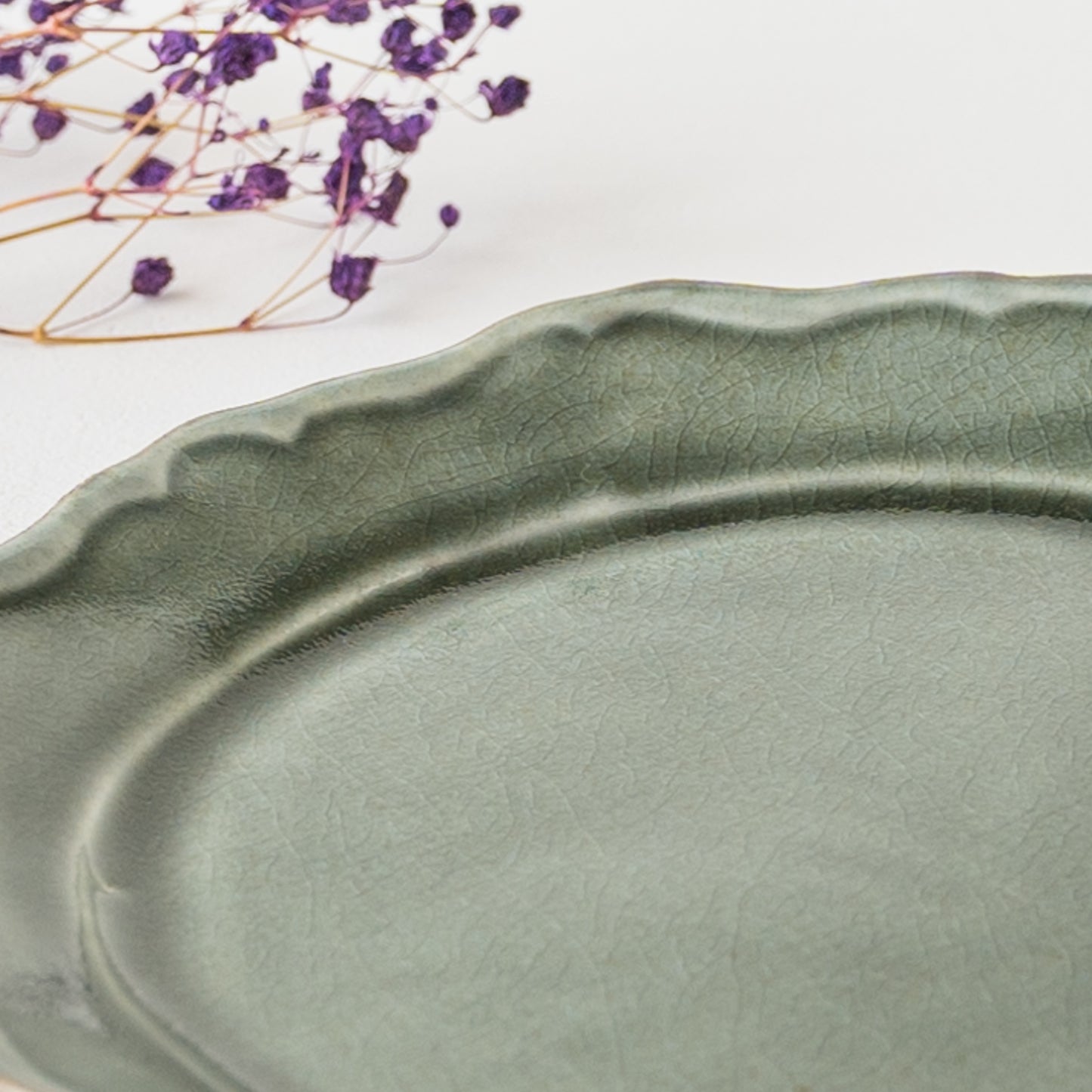 リムのフリルが優雅なわかさま陶芸のフリル皿