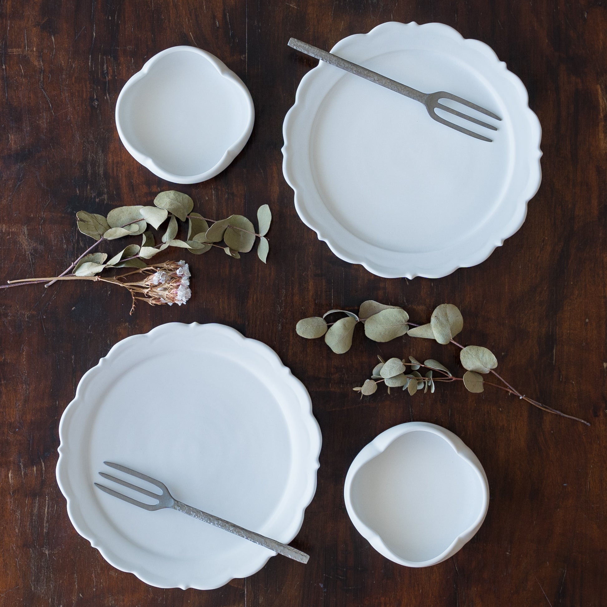 テーブルコーディネートが楽しくなる藤村佳澄さんの5寸レリーフ皿と四つ葉ミニ小鉢