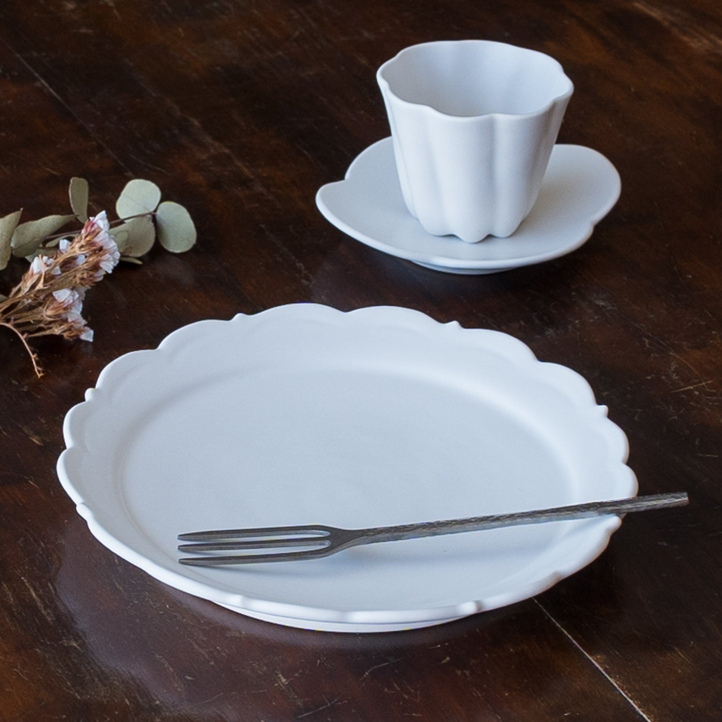 午後のティータイムが楽しみになる藤村佳澄さんの5寸レリーフ皿とカヌレ茶器