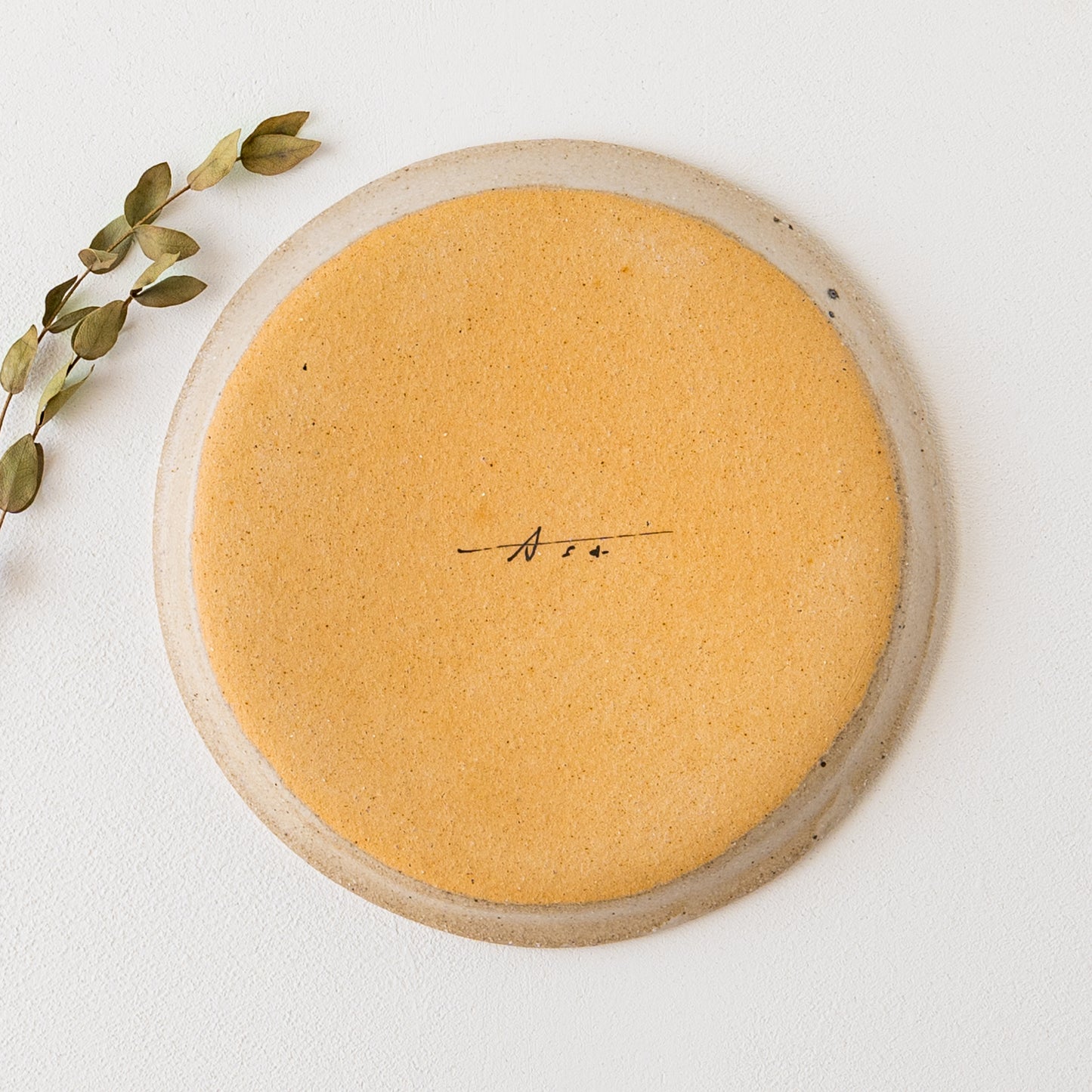 食卓を明るく彩ってくれる岡村朝子さんのお花模様の丸皿