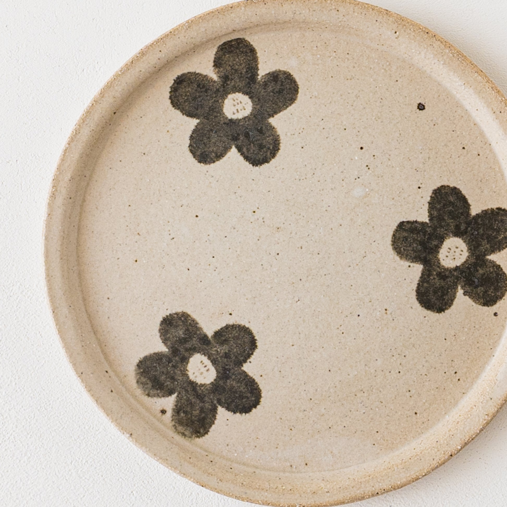 パスタやカレーが可愛く映える岡村朝子さんのお花模様の丸皿