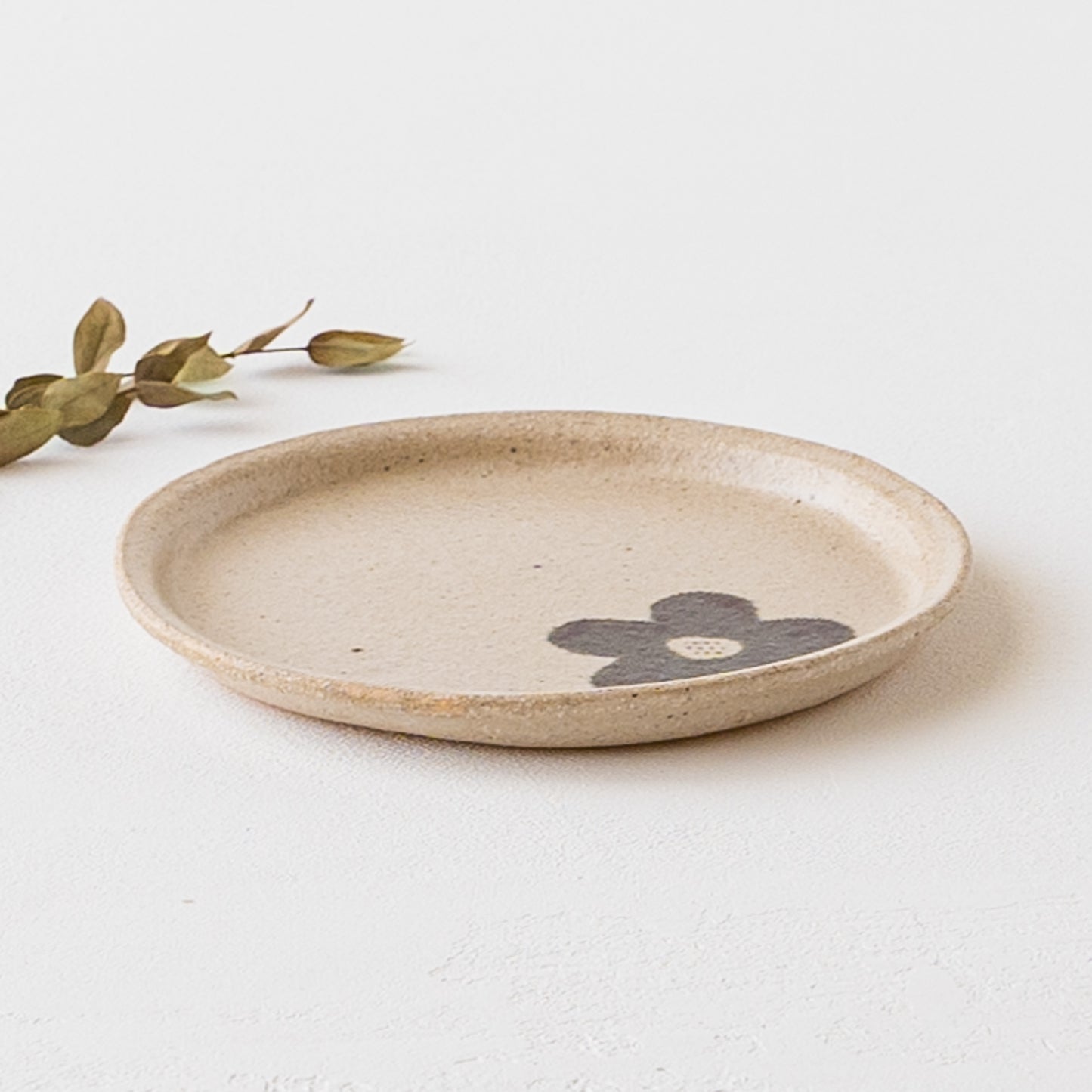 手づくりならではの揺らぎが素敵な岡村朝子さんのお花模様の丸皿