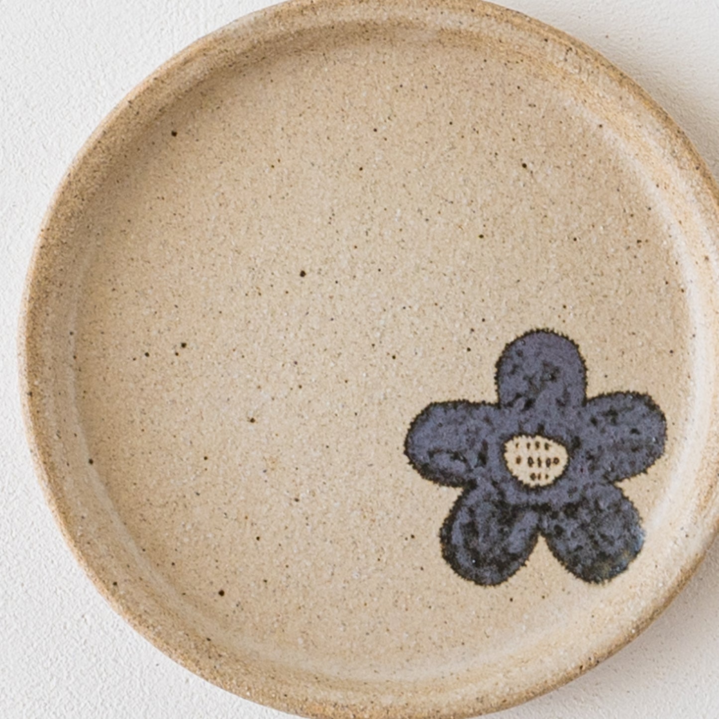 ぼんやり優しいお花模様にほっこり癒される岡村朝子さんの丸皿