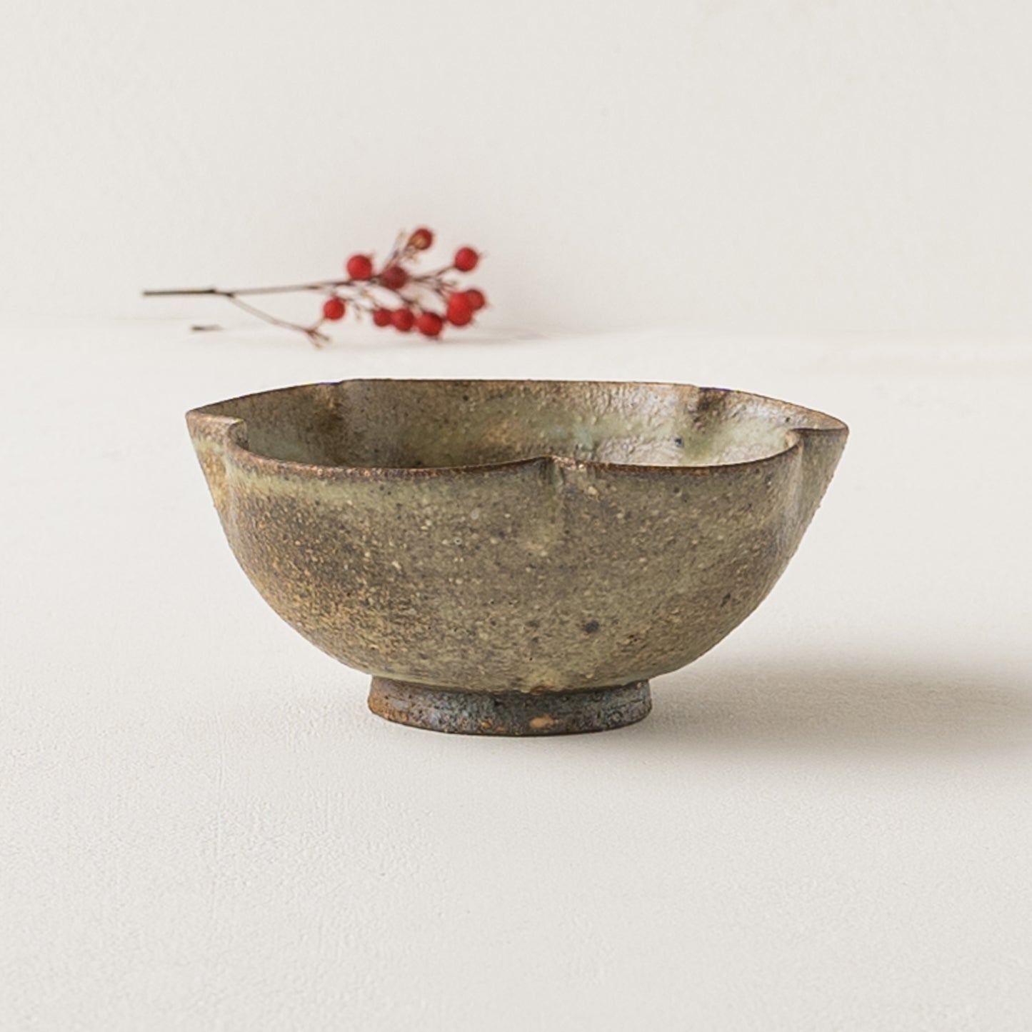 冨部咲喜子さんの粉引梅型小鉢