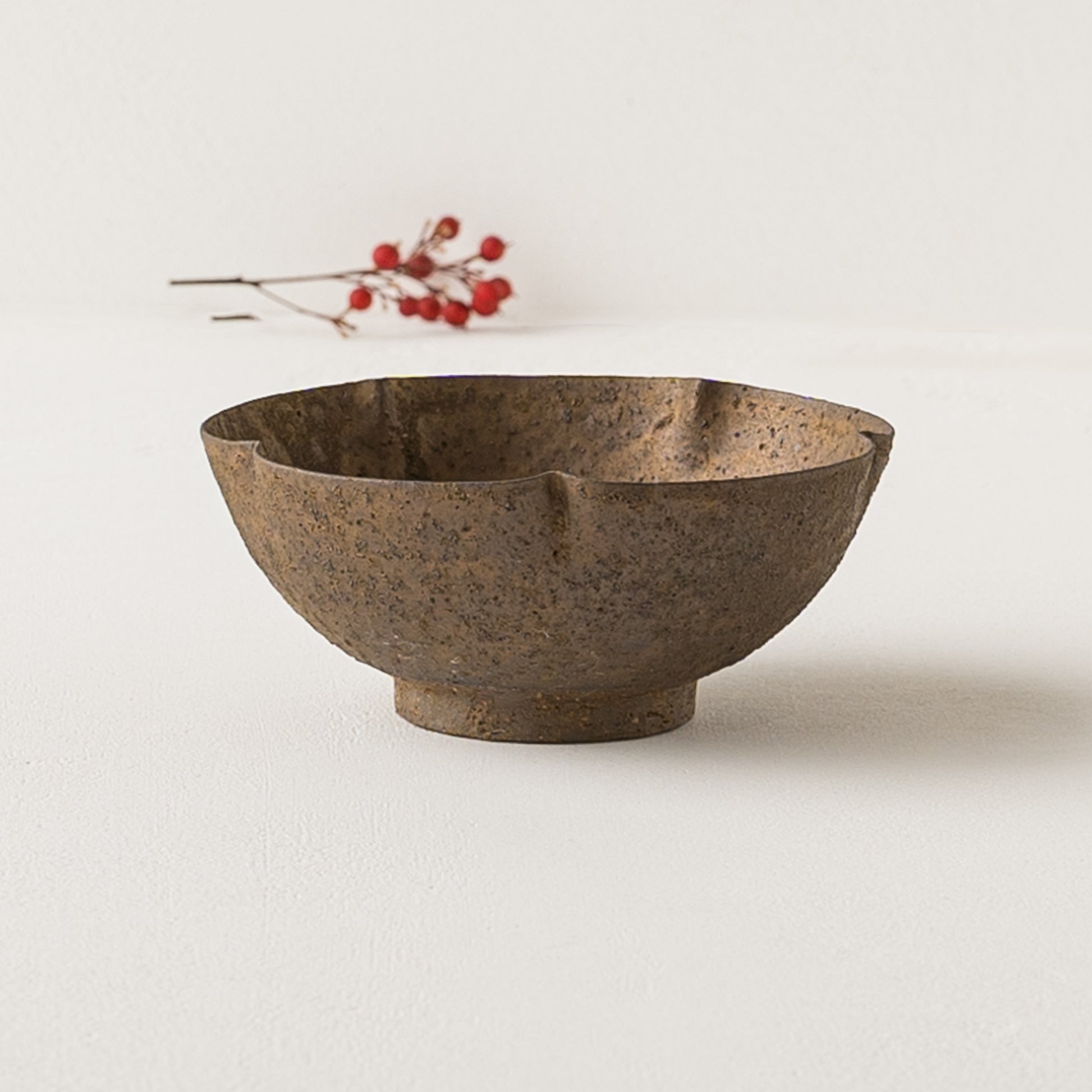 冨部咲喜子さんの鉄釉梅型小鉢