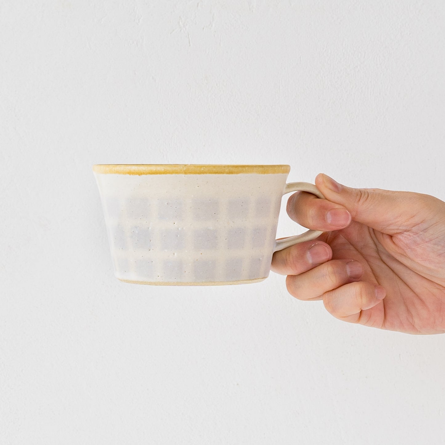 指掛がよくて持ちやすい岡洋美さんの格子柄のスープカップ