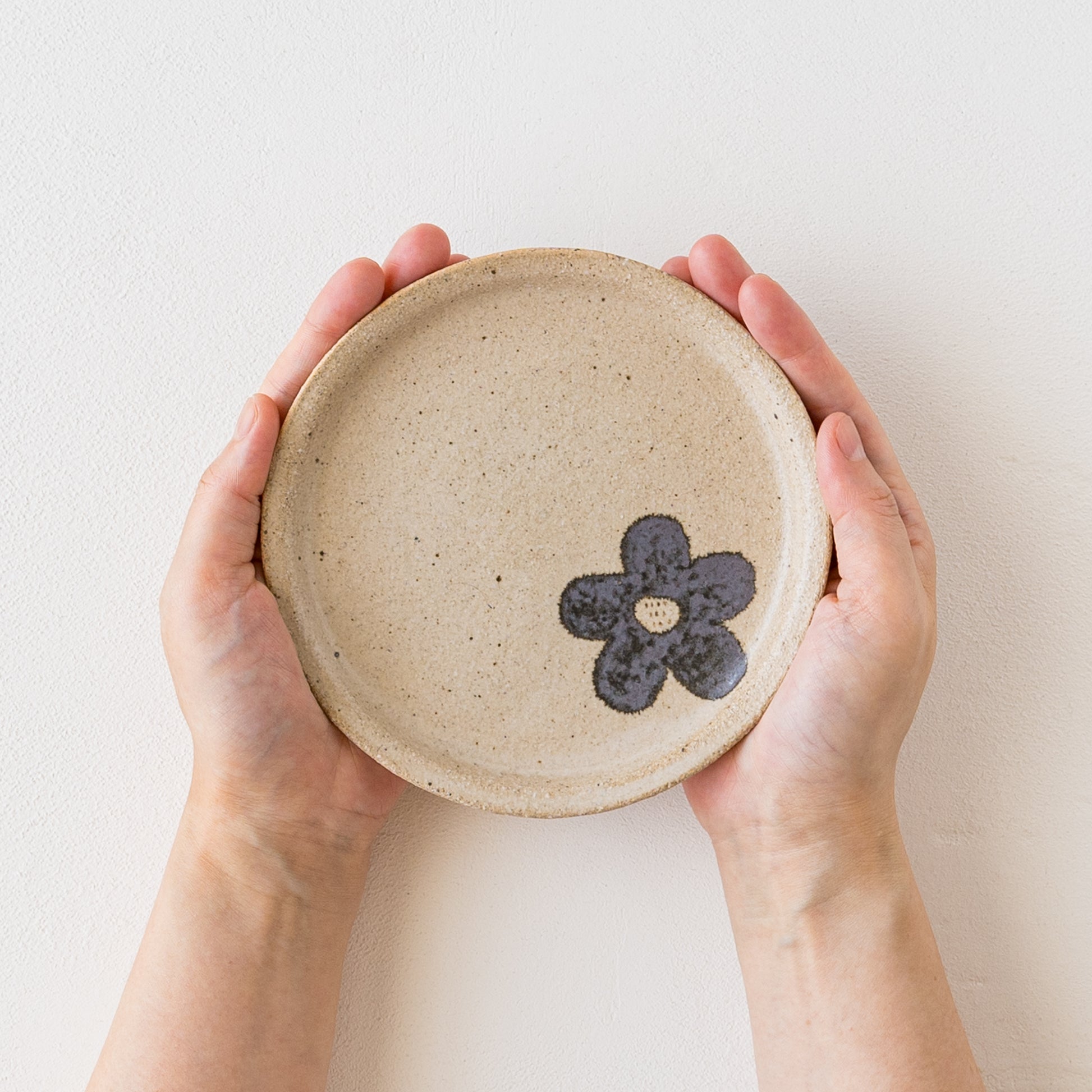 土ものの温もりを感じる岡村朝子さんのお花模様の丸皿