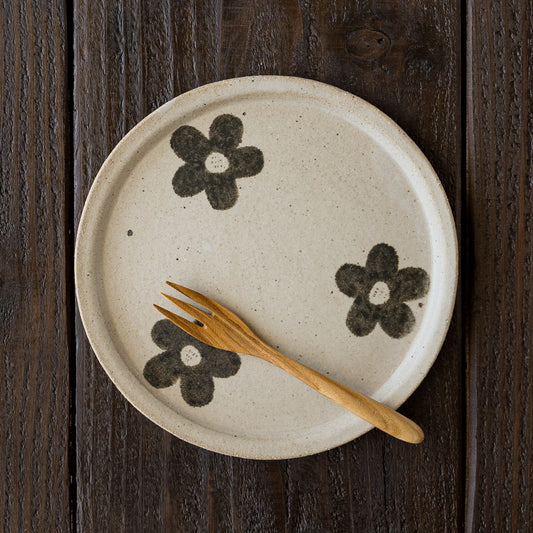ホットケーキやオムライスが可愛く映える岡村朝子さんのお花模様の丸皿