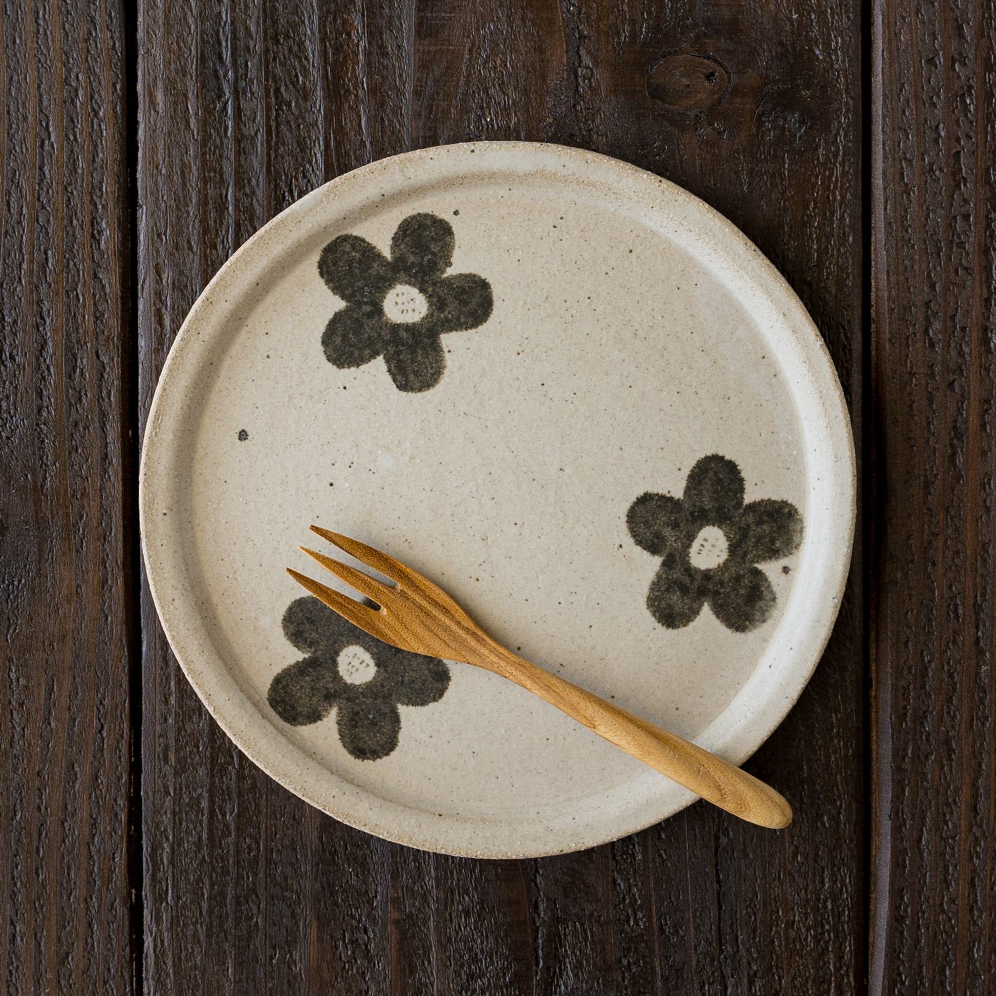 ホットケーキやオムライスが可愛く映える岡村朝子さんのお花模様の丸皿