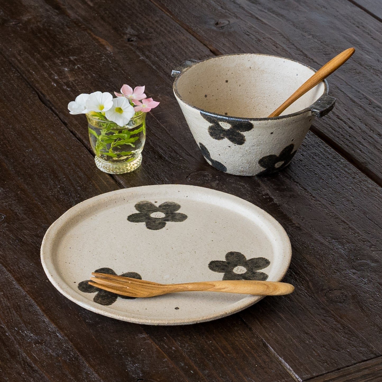 朝食の器に使いたくなる岡村朝子さんのお花模様の丸皿とスープボウル