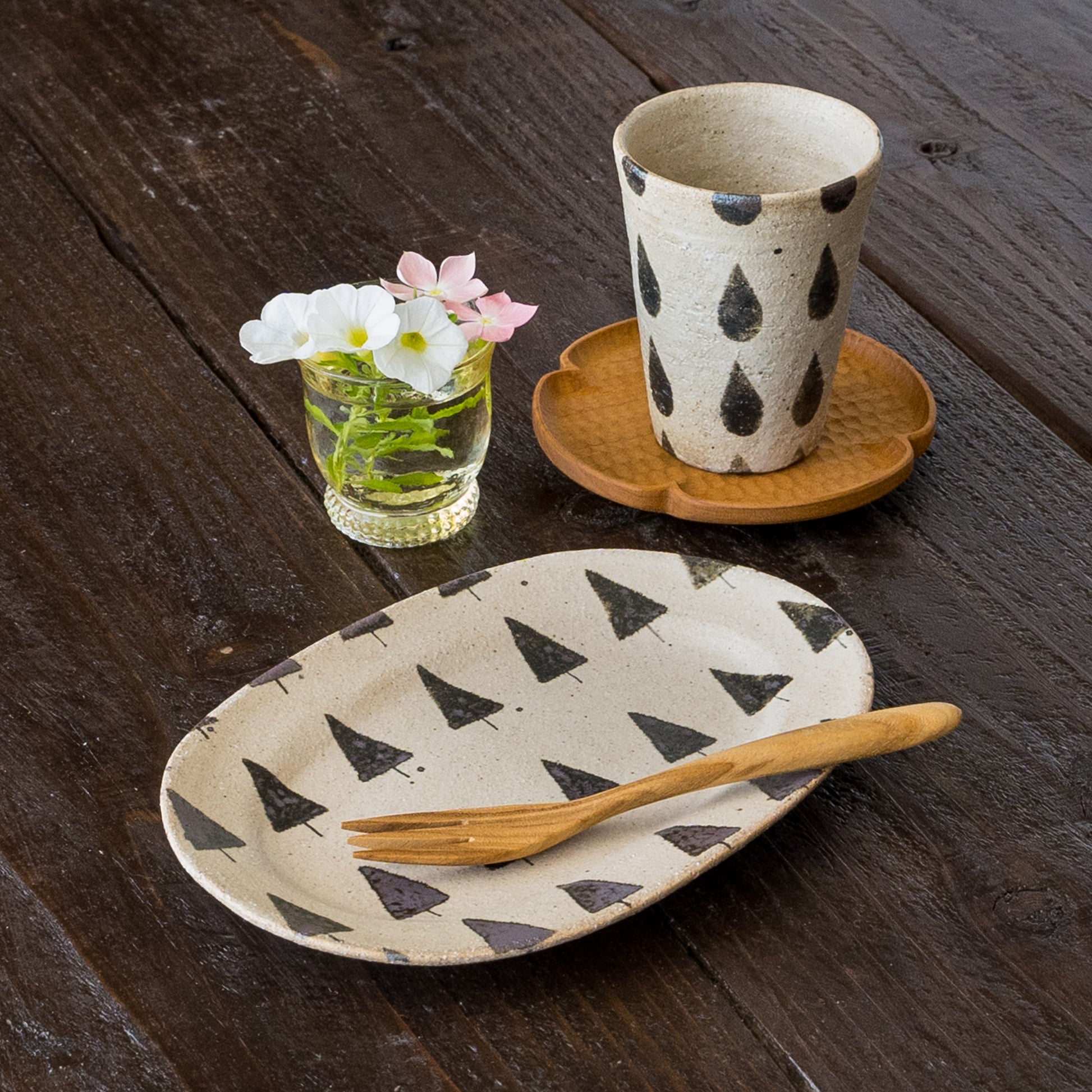 おうちでカフェ気分を楽しめる岡村朝子さんのオーバル皿とフリーカップ