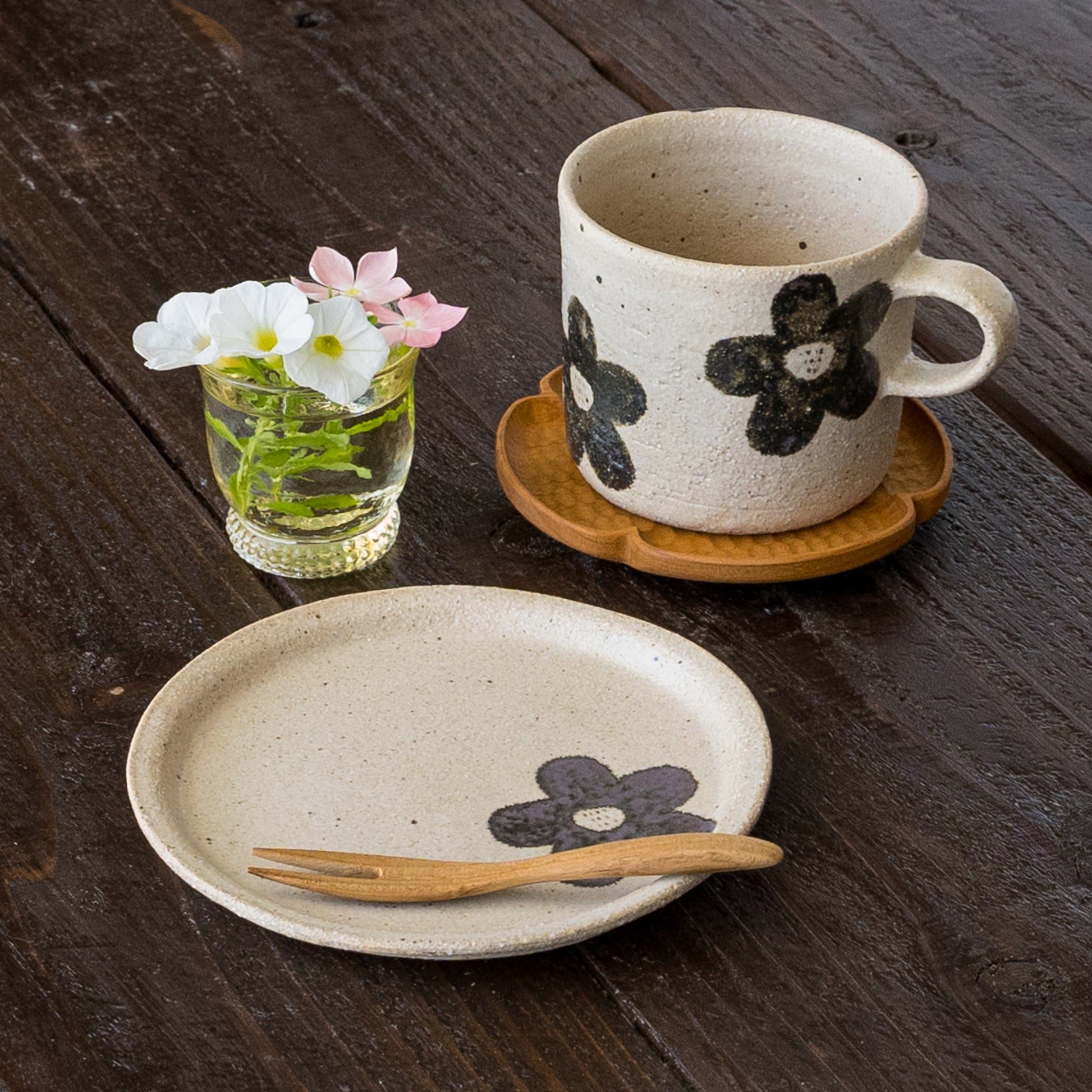 おやつの時間がもっと楽しくなる岡村朝子さんのお花模様の丸皿とマグ