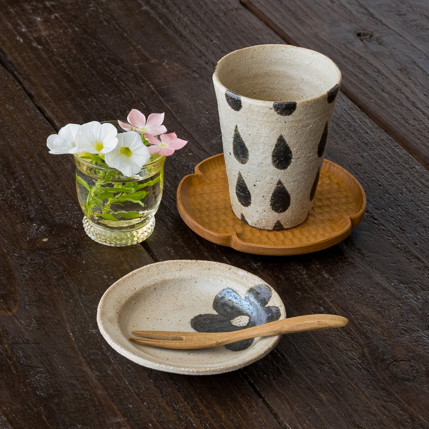 来客のおもてなし用にも使いたくなる岡村朝子さんのフリーカップとミニ丸皿
