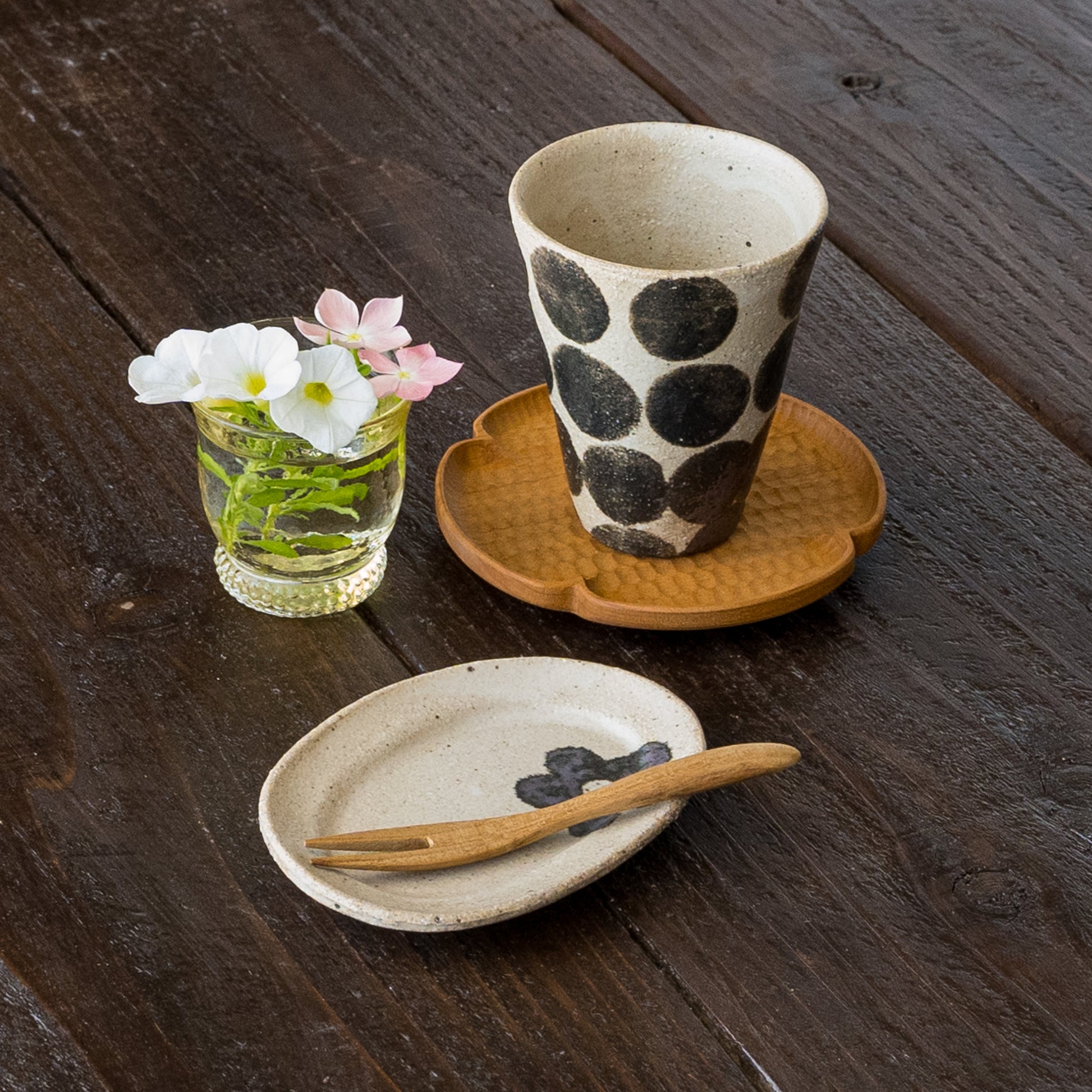 おやつの時間を可愛く彩ってくれる岡村朝子さんのミニオーバル皿とフリーカップ