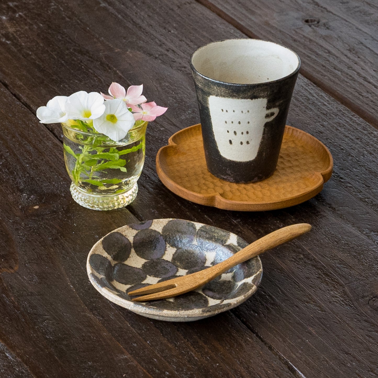 おうちカフェを満喫できる岡村朝子さんのドット柄丸皿ミニとフリーカップ