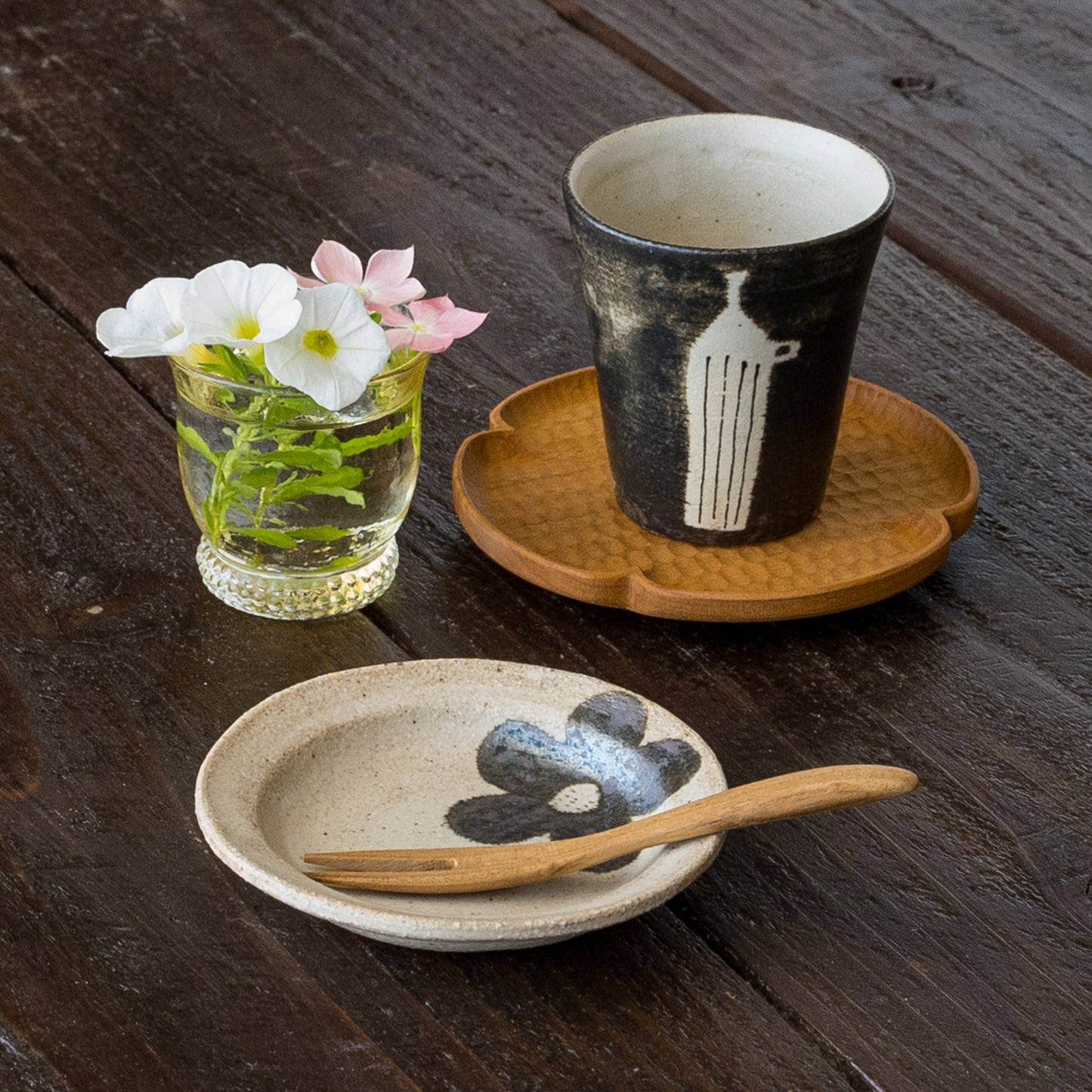 午後のほっと一息タイムをゆっくり楽しめる岡村朝子さんのミニカップとミニ丸皿