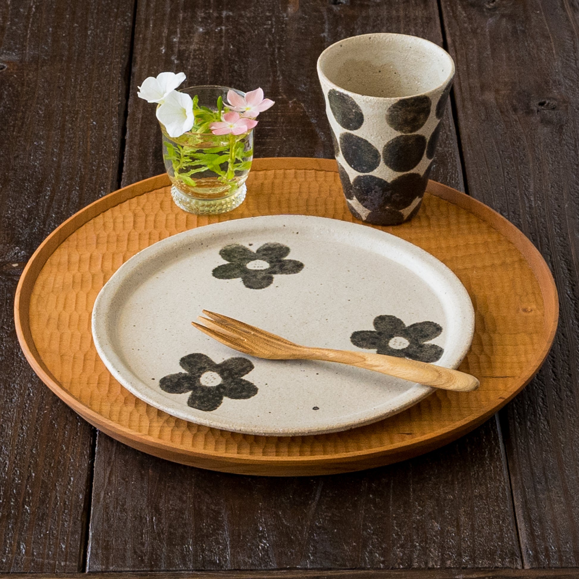 朝食やランチがもっと楽しくなる岡村朝子さんのフリーカップと丸皿