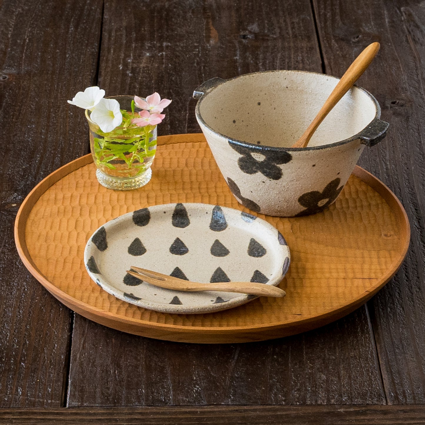 楽しい食事時間を過ごせる岡村朝子さんの耳付き台形スープボウルと丸皿