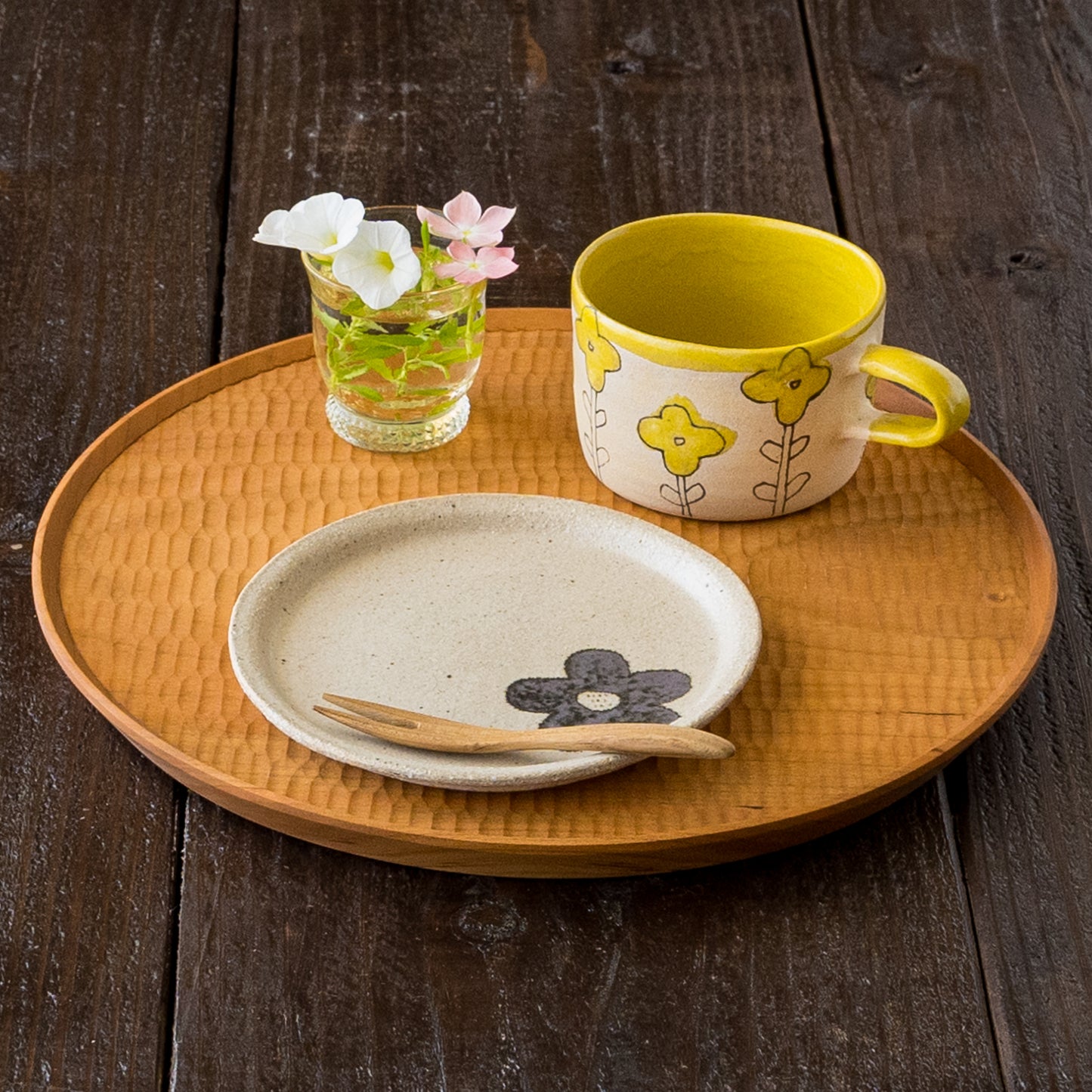 おうちカフェをゆっくり楽しめる岡村朝子さんの黄花のマグと丸皿