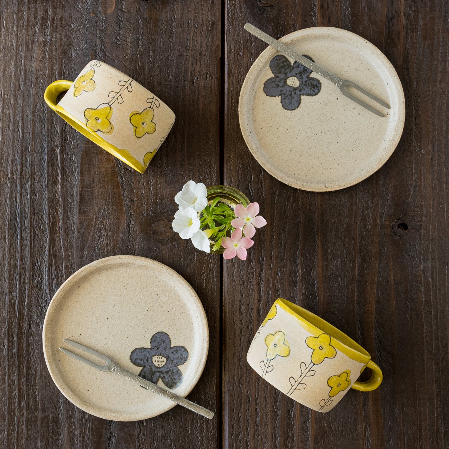 おうち時間を楽しくしてくれる岡村朝子さんの黄花のマグと丸皿