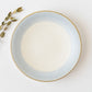 柔らかなリムの水色がお料理を素敵に彩ってくれる岡洋美さんのブルーの7寸皿