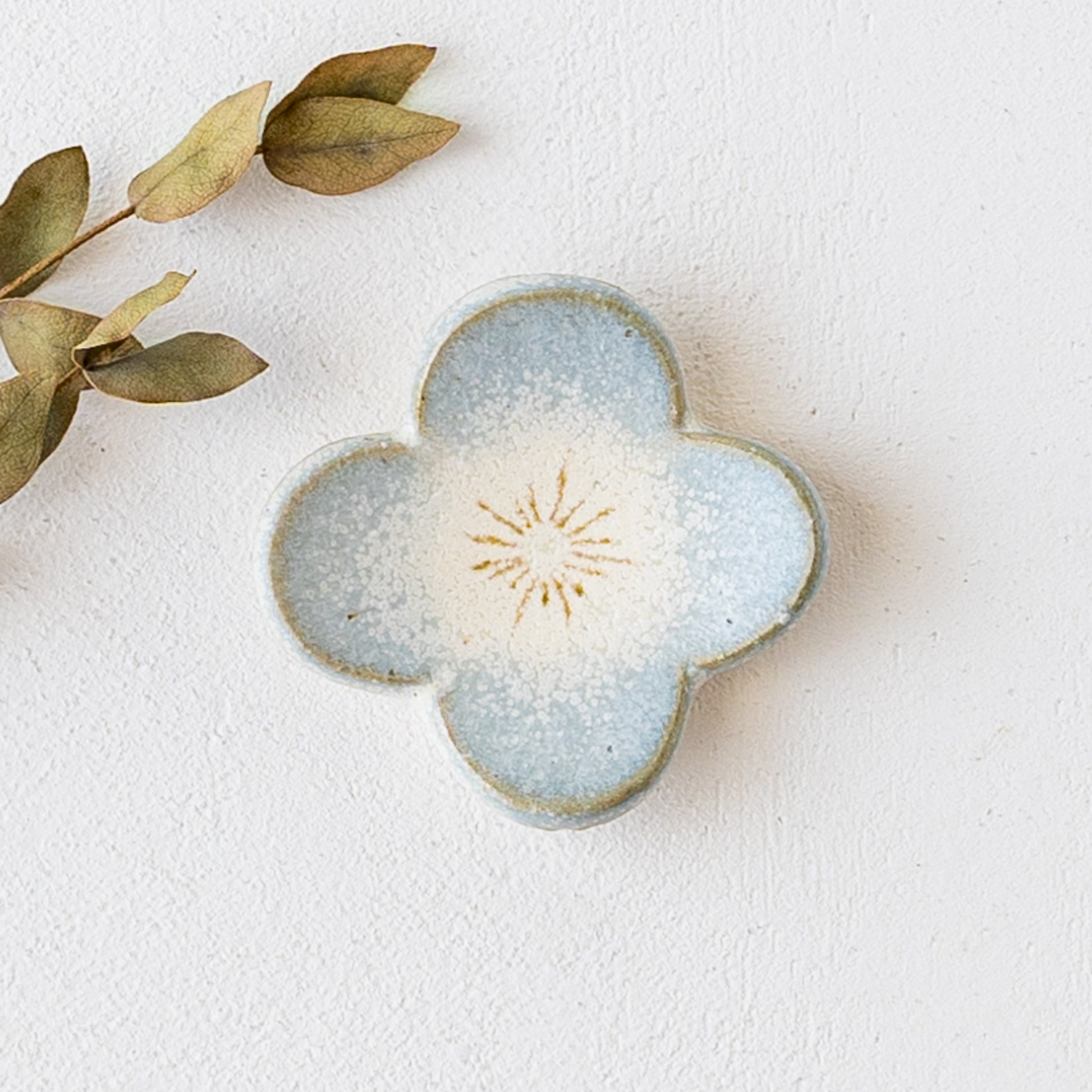 お花の形がかわいい岡洋美さんのブルーの花型箸置き