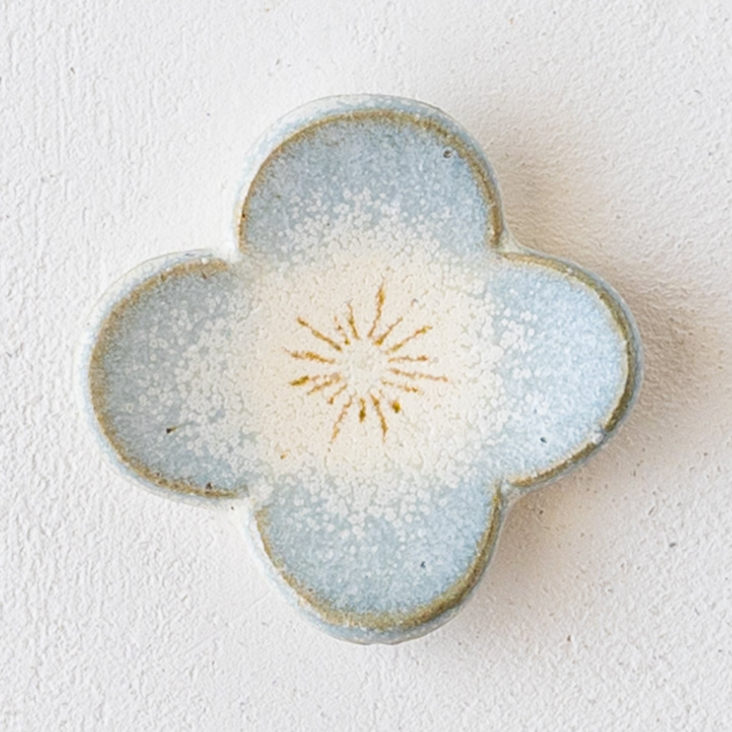 結晶模様が幻想的で美しい岡洋美さんのブルーの花型箸置き
