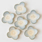 食卓にお花が咲いたように楽しくなる岡洋美さんのブルーの花型箸置き