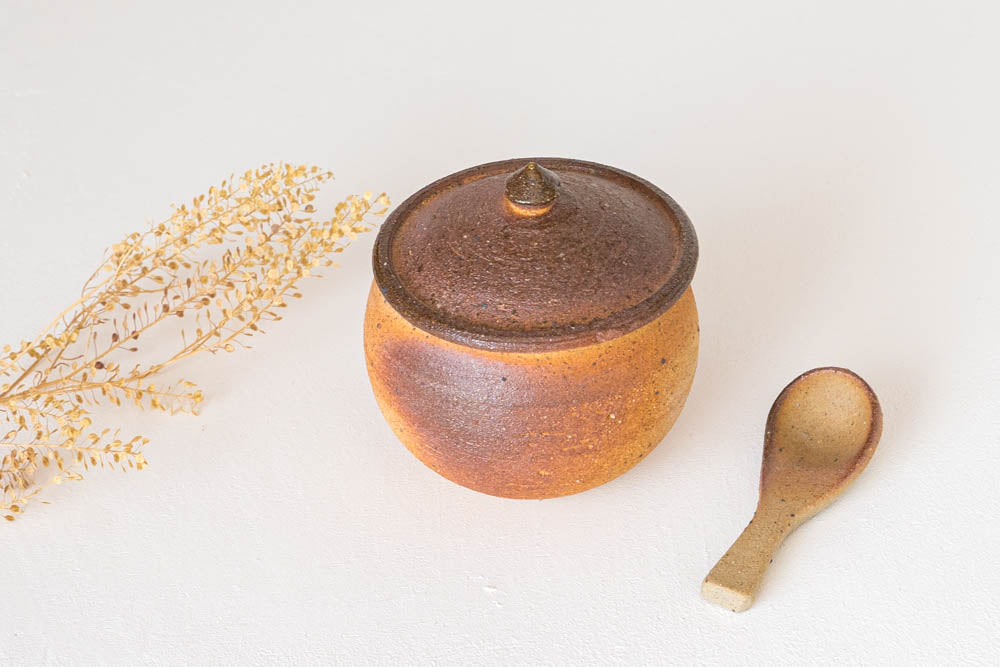 陶器製の小さな塩壺