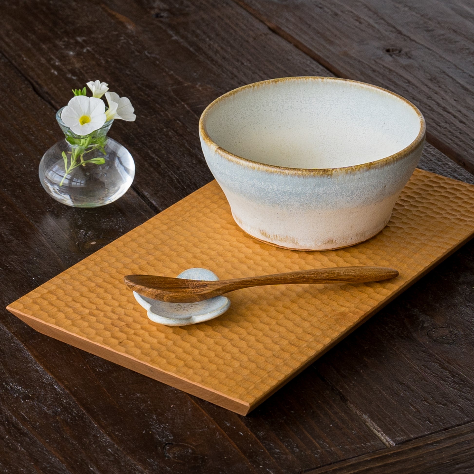 朝食やランチがもっと楽しめる岡洋美さんのブルーの箸置きと小鉢