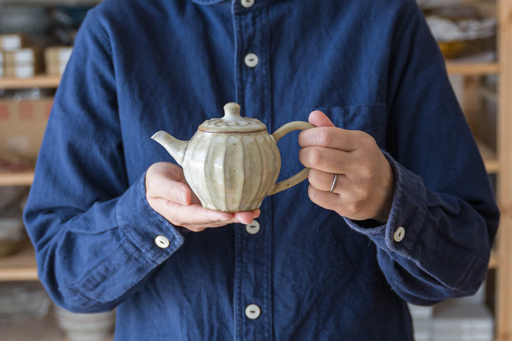 笠原良子さんのしのぎが素敵な白釉の茶壺（ちゃこ）