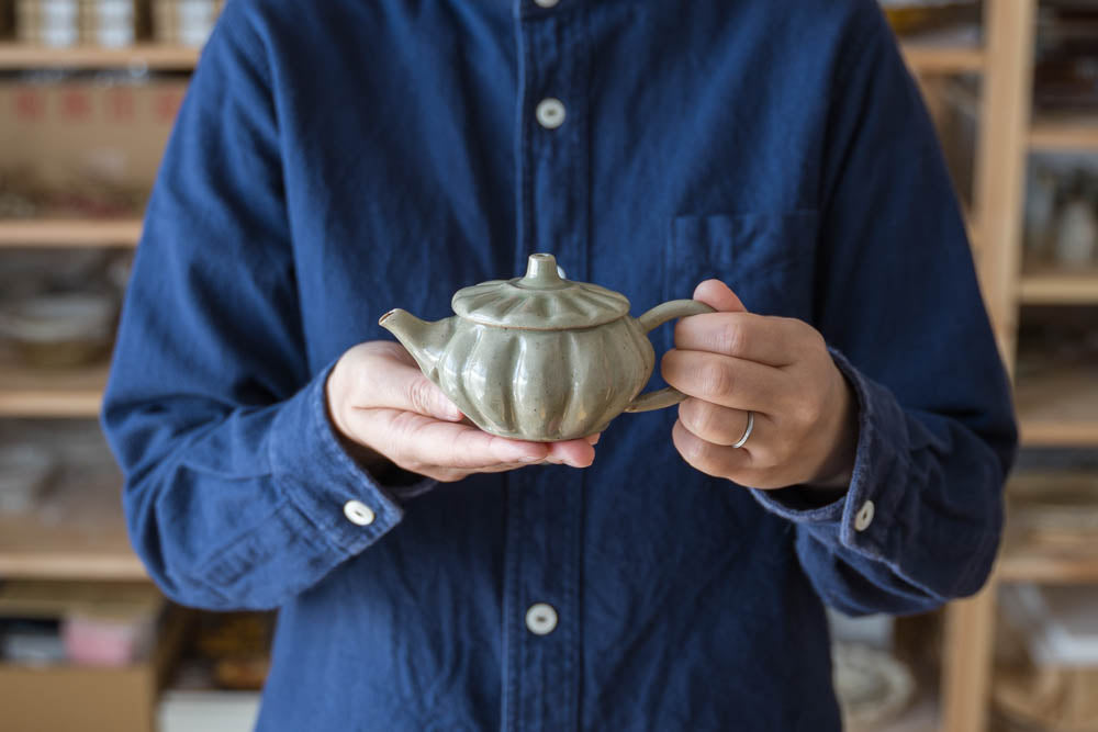 笠原良子さんの並白釉が美しい茶壺（ちゃこ）