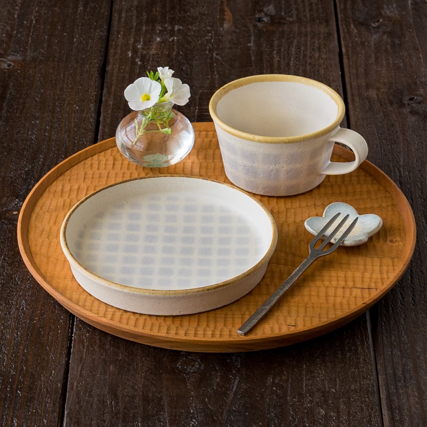 おうちカフェを満喫できる岡洋美さんの格子柄の5寸皿とスープカップ