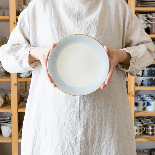 お料理が素敵に引き立つ岡洋美さんのブルーの7寸皿