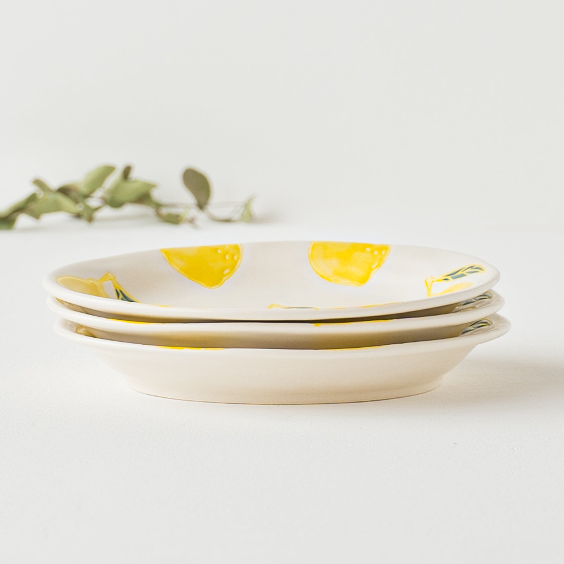 収納しやすくて扱いやすいかわいいレモン柄の波佐見焼楕円皿