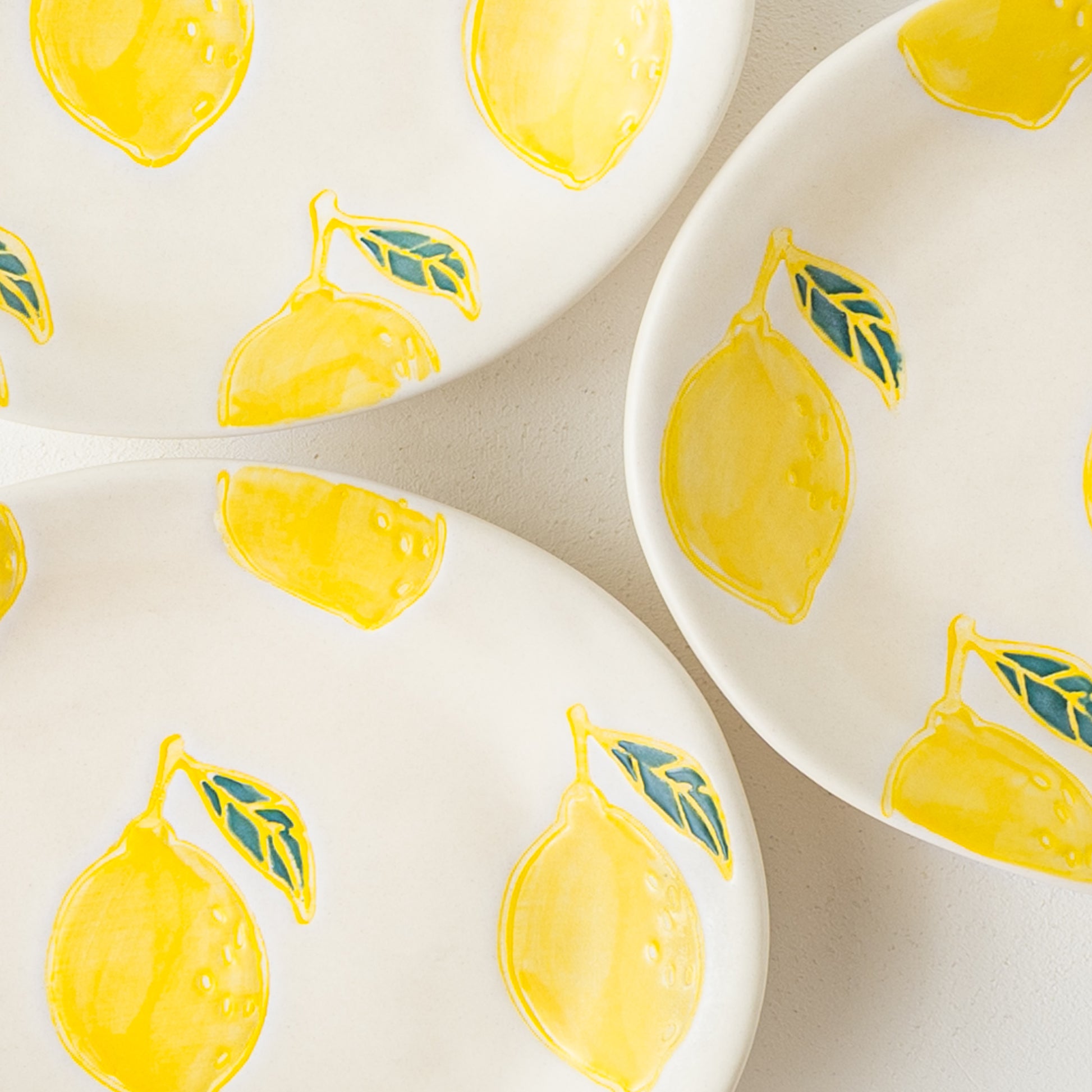 やさしい風合いのレモン柄に温かみを感じる波佐見焼の楕円皿