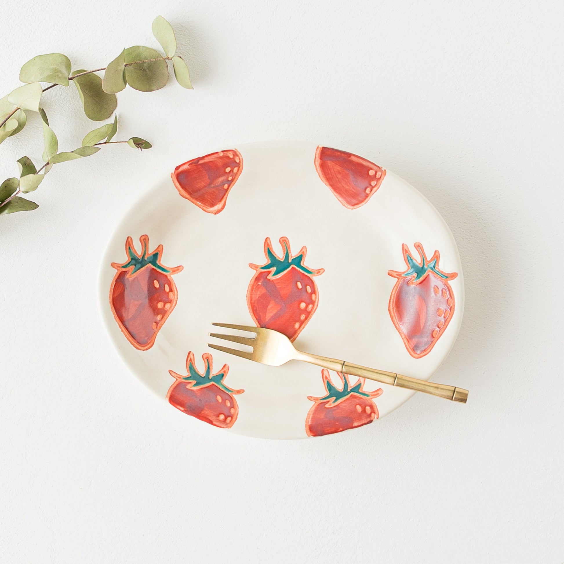 おうち時間を豊かにしてくれるかわいいイチゴ柄の波佐見焼オーバル皿