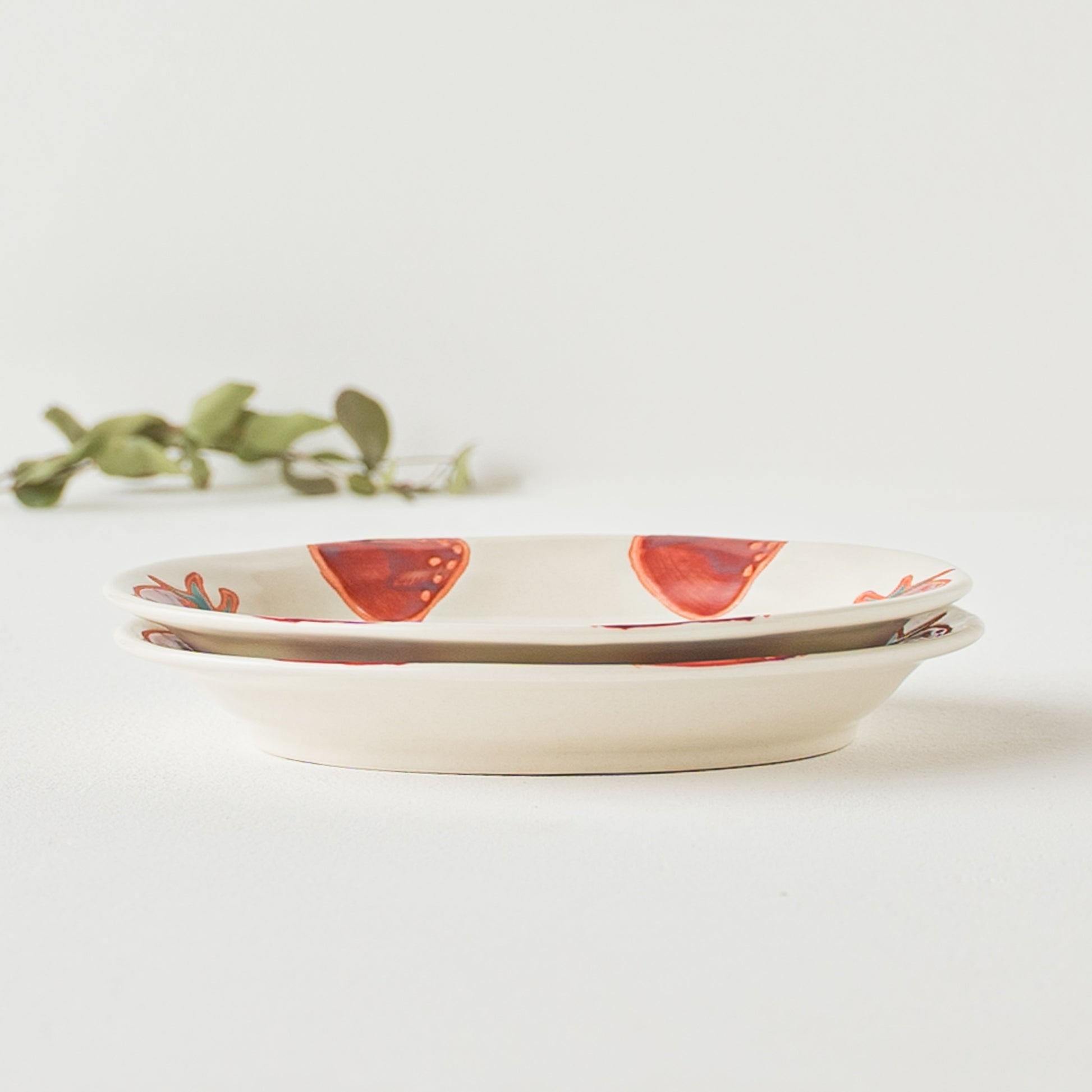 収納しやすくて扱いやすいイチゴ柄にかわいい波佐見焼の楕円取皿